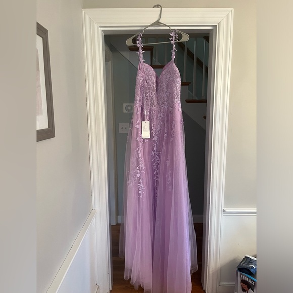 NWT A-line V Neck Sweep Train Tulle Prom Dress with Appliqued Beading - Picture 4 of 5